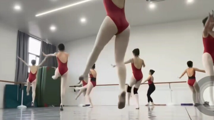 Dance student class livestream snapshots / casual outfit, no inappropriate guidance