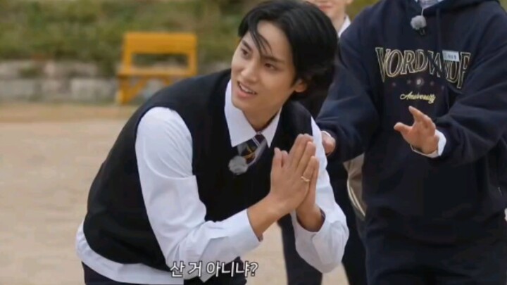 Limbo challenge! Also known as Jun’s beloved group-mate moments