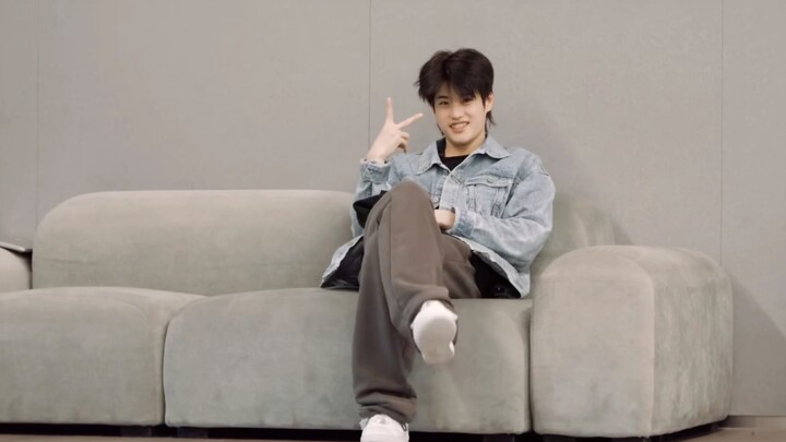 يا إلهي! لي سوهي ترقص في غرفة التدريب وتجعل أختها مجنونة! من يريد أن يكون من معجبي أمها فليفعل ذلك!