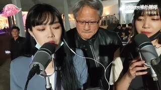 台湾女歌手随机拉人唱歌，拉到英伟达创始人黄仁勋，老黄狗狗祟祟探头笑死我了