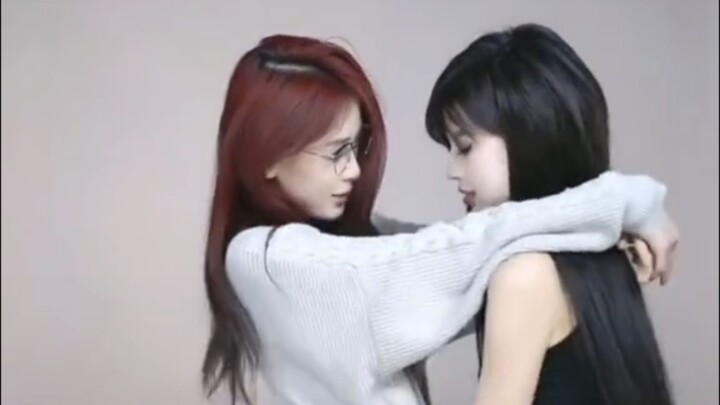 Dua gadis menari duet seksi