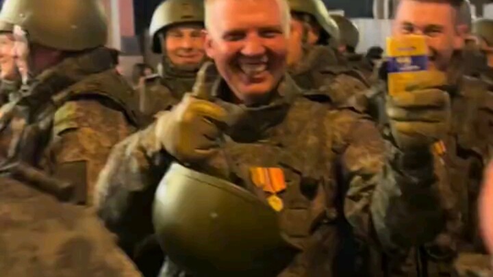 Lính Nga nhận được một gói thuốc lá Lợi Quần…