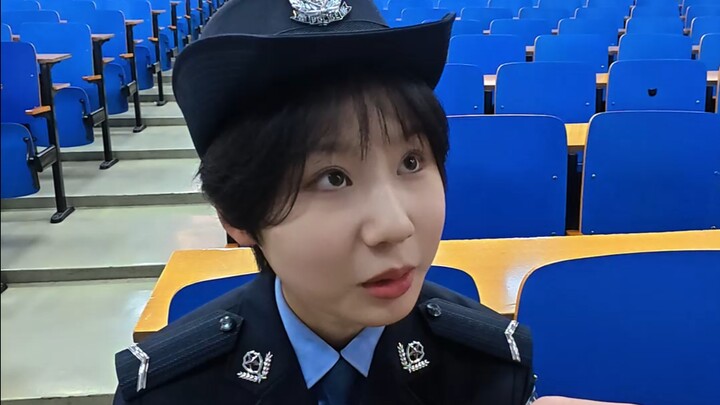 Hãy xem đội trưởng khu vực đáng thương của học viện cảnh sát.