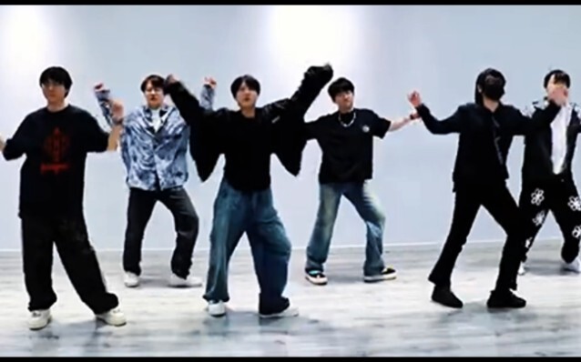 【Membuat Keributan】Berikut ini dibawakan oleh grup enam orang Paradox Operasional dengan lagu "Gravi