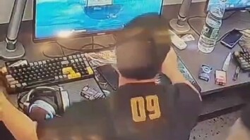 ช็อก! เหตุการณ์จริงที่บันทึกได้จากกล้องวงจรปิด ชายคนหนึ่งไปเล่นเกมที่ร้านอินเทอร์เน็ตคาเฟ่ กลับ…