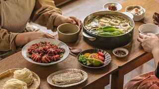 ربة منزل كورية: أخطبوط صغير لذيذ وحساء التوفو الساخن المغلي