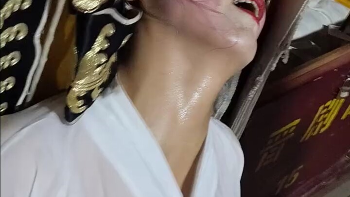 Rekaman Langsung Penampilan Aktor Opera di Bawah Suhu Tinggi