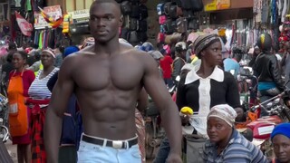 乌干达模特小哥街头行走行为艺术