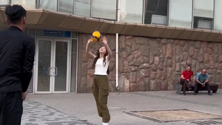 Challenging passersby to a volleyball match—this girl is so cool!