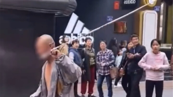 أسطورة شاولين الخارقة تطلق خيوط عنكبوت بطول مئة متر من فمها!