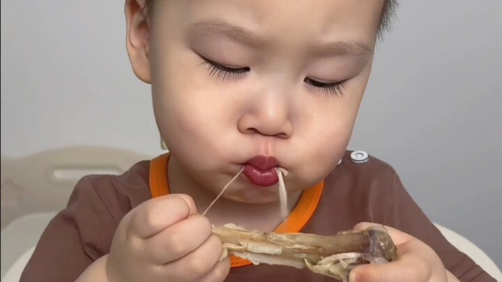 ลูกมนุษย์ดื่มด่ำกับการกินอย่างเต็มที่