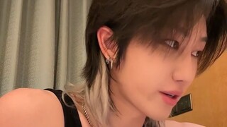 Xiao Ba: "I'm eating at a street food stall in Macau, while the members are having Northeastern Chin