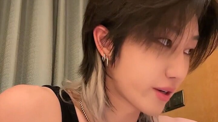 Xiao Ba: "I'm eating at a street food stall in Macau, while the members are having Northeastern Chin