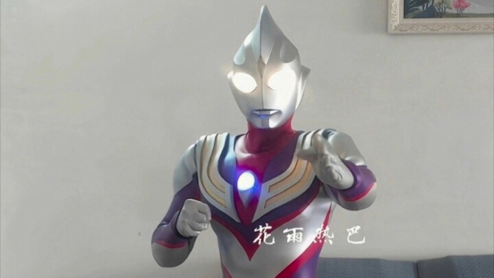 The Ultraman Tiga suit I made myself can release special moves + change forms