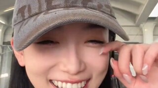 “这玩意是真好用阿”女子坐高铁拖鞋掉进轨道里，工作人员帮忙取出！！！