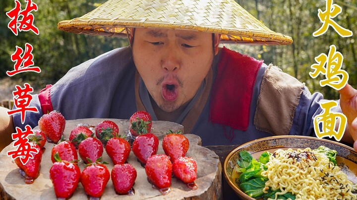 Strawberry addiction-level eating hack!! One bite and it’s bursting with sweet, juicy flavor—pure, u