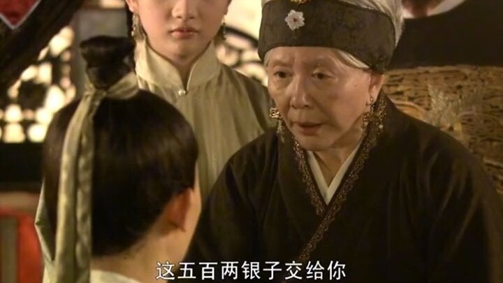 After the Jia family fell from grace, how much personal wealth did Grandmother Jia hand out to suppo