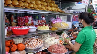 Xe bánh mì thịt chả 15k chất lượng có sao ở vỉa hè Sài Gòn khách đông 2 người làm vẫn không kịp