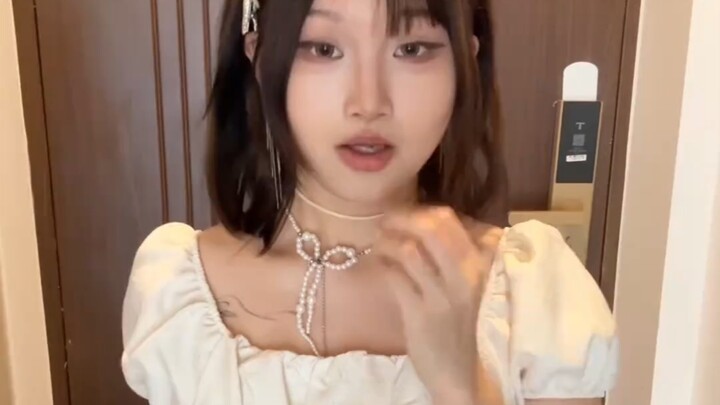 หนุ่มสาวนัดเดทแรกในห้องน้ำ ต่างคนต่างทำอะไรกันนะ?
