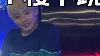 คราวนี้เราอยู่ชั้นล่างของ JYP จริงๆ ITZY เต้นตามท่อนฮุกเพลง Mr. Vampire ที่ชั้นล่างของ JYP ภายในหนึ่