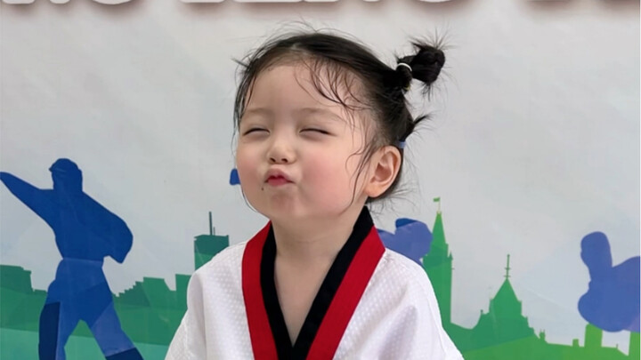 Thủy Tử: Sao càng cố mở to mắt thì mắt lại càng nhỏ đi!