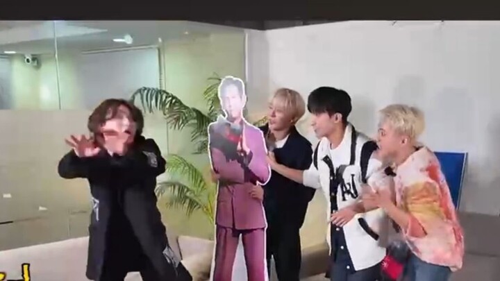 أضحكني لدرجة الموت! لأول مرة نشوفكم مُجبرين نصرخ هيك بصوت عالٍ 🤣🤣🤣 يا عم تسي، أنتم جريئون بجد!