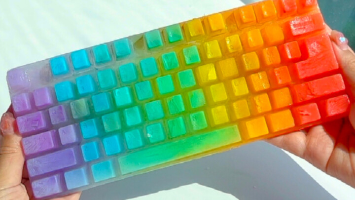 Mendalam banget nih ngeliatin buka es 😍 Kalian nemu aku karena tendangan atau cuma kebetulan ketemu 