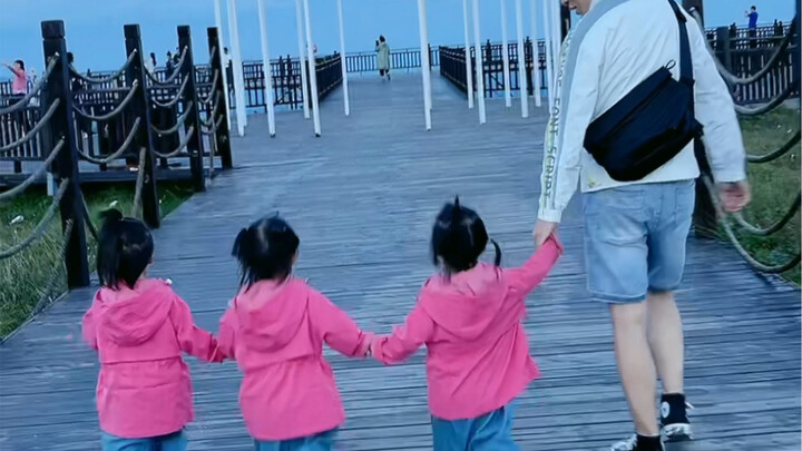 คู่มือการเที่ยวประจำวันของสามหนูน้อยจ้า ไปไหนก็ได้ใจคุณลุงคุณป้าตลอด ฮ่าๆๆ เป็นฉากเล็กๆ ที่น่ารักไปอ