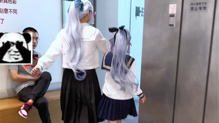 Cùng con gái cosplay Kamisato Ayaka đi cửa hàng trà Koi để “tự sát xã hội”!?