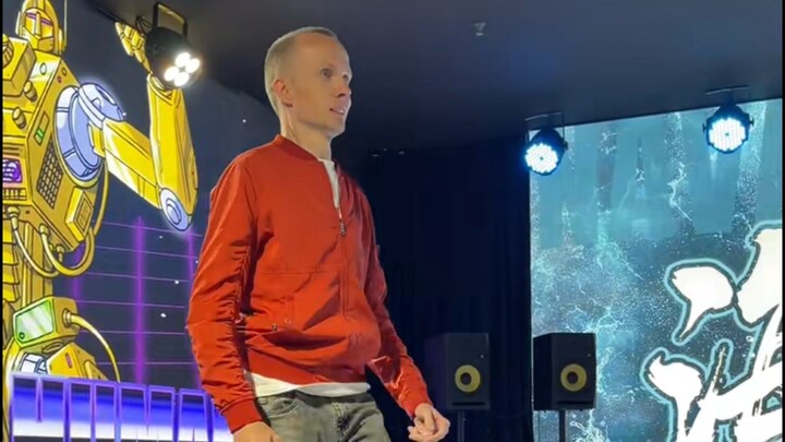 Pertunjukan level dewa, sang maestro dance mekanik tampil solo di panggung kompetisi Tiongkok, satu 