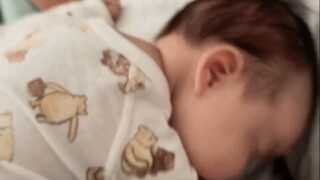 Dia nyaman sekali tidur di pangkuan ayahnya! Dia masih enggan ketika aku mengangkat selimutnya... Ak
