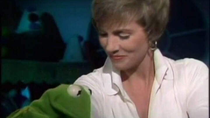 【عندما تكون أنت شرغوفًا وأنا سمكة...】 إنها تتقن تمامًا كيف تعبّر عن العاطفة بعمق وشغف...