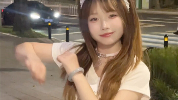 一醉酒少女深夜在路边打拳（bushi！）