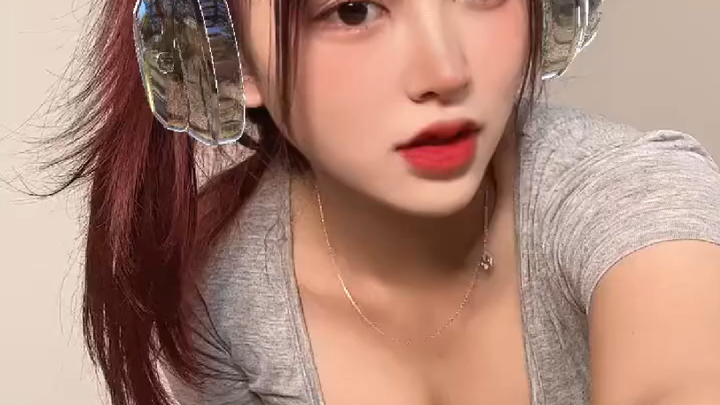 我抓不住世间美好，只好装作万事顺遂的样子