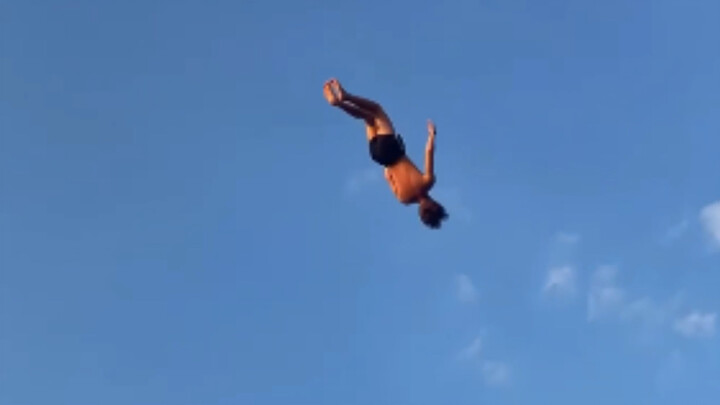 Anh bạn, một cái lộn nhào của anh mà xa đến mười vạn tám nghìn dặm hả?