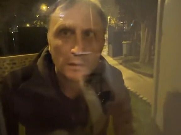 Cô gái nước ngoài bị kẻ biến thái theo dõi, phải trốn vào nhà người qua đường Phần 2