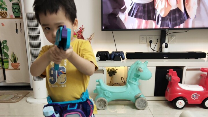 Đai Kamen Rider Levis thực sự rất phù hợp cho trẻ 3 tuổi chơi! Bọn trẻ vui mừng đến mức ngừng xem gi