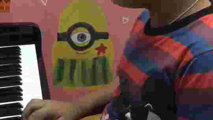 อันดาหัดเล่นเปียโน