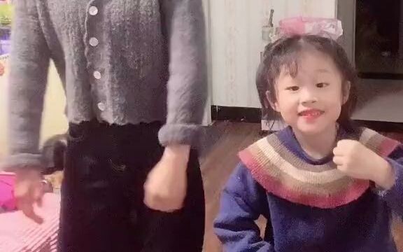 รอยยิ้มของแม่ค่อยๆ แข็งทื่อไปทีละน้อย