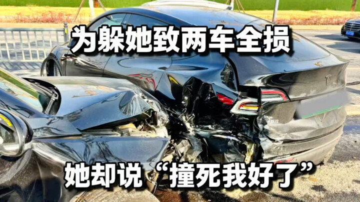 To avoid a red-light‑running electric bike, both cars were totaled, yet the rider said, “Just hit me