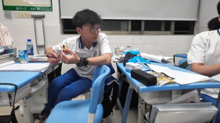 عندما تذهب الفتيات لحضور اجتماع الفتيات، فإن الأولاد في الفصل...