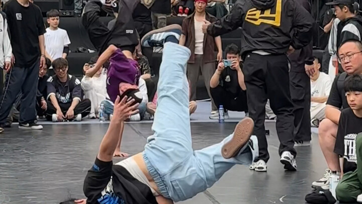 สาวเต้นสตรีทแดนซ์ที่เก่งที่สุดในเหอหนาน ฝีมือการเต้นขั้นเทพ ท่าเต้นไหลลื่นราวกับสายลม โคตรเจ๋งเลย! 👍