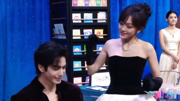 Even years after the series ended, the chemistry is still so暧昧: “Acting like you don’t know me!”