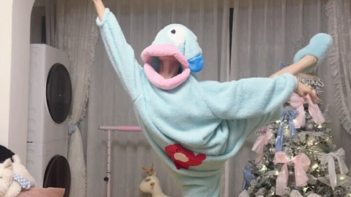 Topi tutupi kepala yang suka digoyang-goyangkan, tapi nggak bisa sembunyiin hati yang selalu ingin m