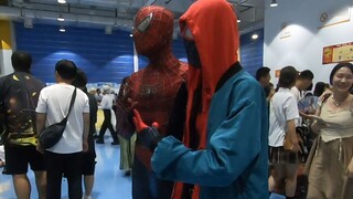 Pameran Komik Jinan ganda 🕷️ dalam bingkai yang sama