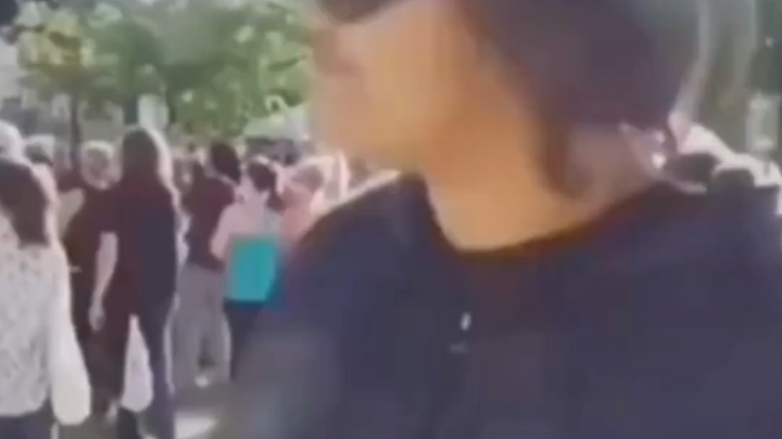 Aku baru saja datang ke sini... Aku tidak tahu