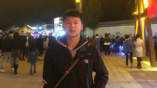 大学生一拳打碎玻璃背老人冲出火海，煤气罐在身后爆炸