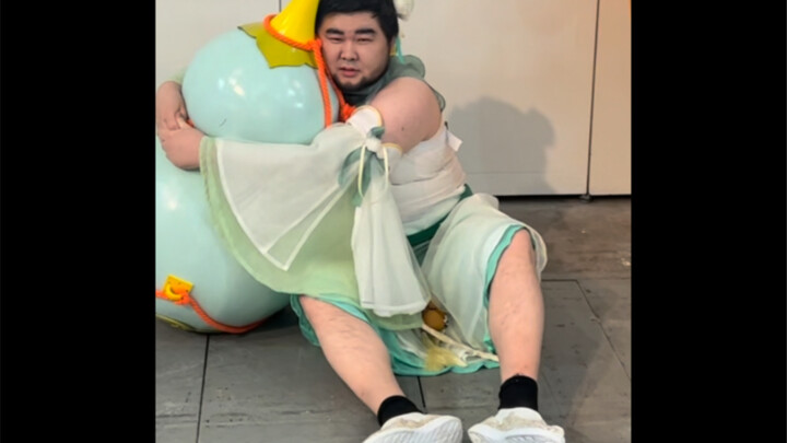 “لا تفكّر بأفكار خاطئة! هذا الشيء مجرد قارورة! قارورة!”