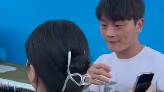 Chàng trai này, hình như phê rồi