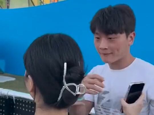 这小伙子，好像上头了